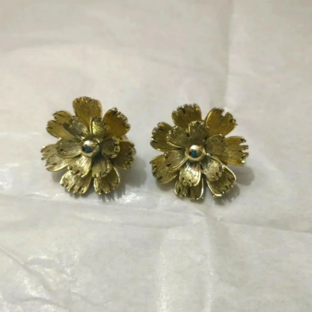 Vintage Lisner Flower Gold Tone Clip On Earrings